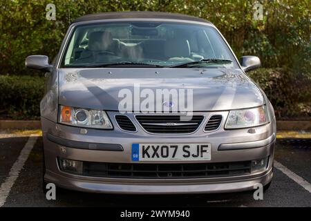 Milton Keynes, UK - 7. April 2024: 2007 graues Saab 9-3 Auto. Stockfoto