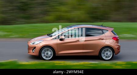 Milton Keynes, UK, 7. April 2024: Ford Fiesta aus Bronze aus dem Jahr 2018, das auf einer britischen Straße fährt Stockfoto