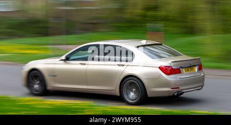 Milton Keynes, UK - 7. April 2024: 2011 beige BMW 730 LD Dieselauto auf einer britischen Straße Stockfoto