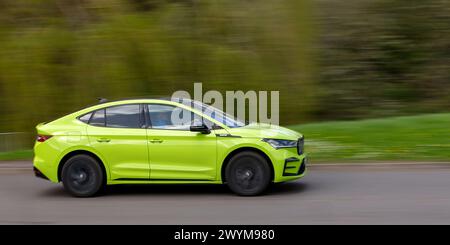 Milton Keynes, UK - 7. April 2024: 2024 grünes Skoda Enyaq VRS 4x4 Elektroauto fährt auf einer britischen Straße Stockfoto