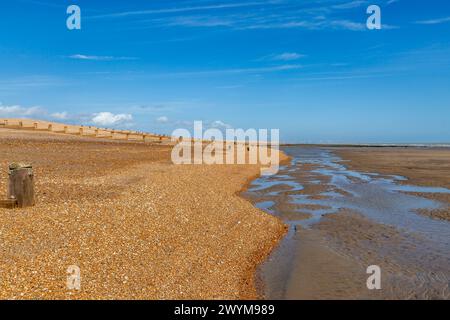 Blick entlang des leeren Strandes, auf Pett Level in Sussex Stockfoto