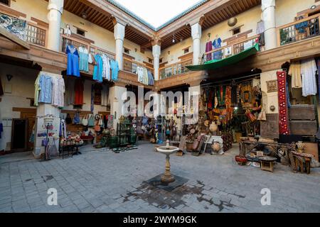 Souvenirladen Souk in der Medina von Marrakesch, Marokko. Ein Souk oder Souk ist ein Marktplatz oder Geschäftsviertel in Westasien, Nordafrika und einigen Teilen Stockfoto