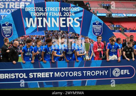 London, Großbritannien. April 2024. Die Spieler von Peterborough United posieren mit der Trophäe während des EFL Trophy Final zwischen Peterborough United und Wycombe Wanderers am 7. April 2024 im Wembley Stadium in London. Foto von Carlton Myrie. Nur redaktionelle Verwendung, Lizenz für kommerzielle Nutzung erforderlich. Keine Verwendung bei Wetten, Spielen oder Publikationen eines einzelnen Clubs/einer Liga/eines Spielers. Quelle: UK Sports Pics Ltd/Alamy Live News Stockfoto