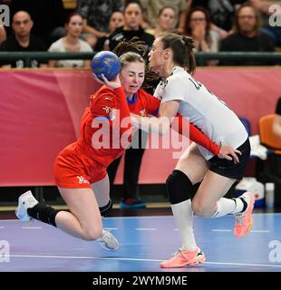 Pilsen, Tschechische Republik. April 2024. L-R Julie Frankova (CZE) und Anna Carolina Silva (PRT) im Einsatz während des Qualifikationsspiels für Handball-Europameisterschaften der Frauen, Gruppe 3, Tschechische Republik vs. Portugal. Quelle: Miroslav Chaloupka/CTK Photo/Alamy Live News Stockfoto