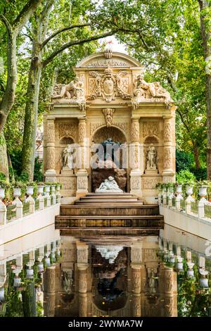 Fontaine Médicis, ein monumentaler Brunnen, der von Marie de' Medici in Auftrag gegeben wurde, im 6. Arrondissement von Paris, Frankreich Stockfoto