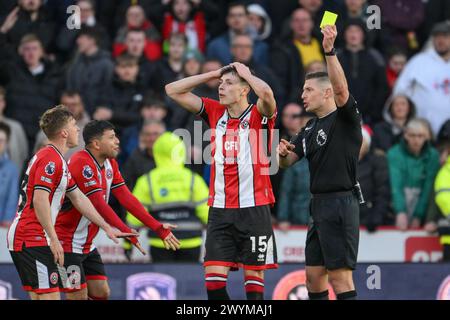 Schiedsrichter Robert Jones gibt eine gelbe Karte an Ael Ahmedhodžić von Sheffield United während des Premier League Spiels Sheffield United gegen Chelsea in der Bramall Lane, Sheffield, Großbritannien, 7. April 2024 (Foto: Craig Thomas/News Images) Stockfoto