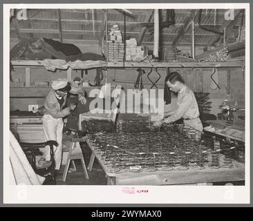 Binden von Federn, die in die Innenfedern-Matratze gelangen. Matratzenfabrik. San Angelo, Texas Stockfoto