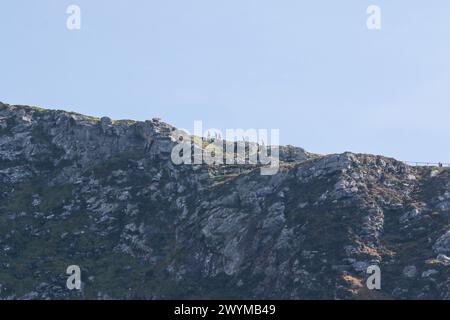 Gruppe von Wanderern, die entlang des Bergpfads der Landzunge im Slieve League County Donegal Irland spazieren. Stockfoto