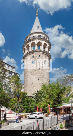 Istanbul, Türkei - 13. Mai 2023: Beliebtes Touristenziel Galata Tower. Foto aus der Kopfsteinpflasterstraße Fircaci Stockfoto