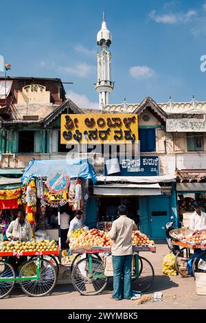 Der Eingang und die Verkaufsstände des alten Marktes von Mysore. Straßenfotografie in Indien, hier in und um Mysore. Patricia Huchot-Boissier / Collectif DyF Stockfoto