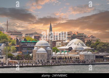 Istanbul, Türkei - 8. Mai 2023: SEMSI Pascha Moschee, eine osmanische Moschee an der Küste des Distrikts Uskudar auf der asiatischen Seite der Bosporus-Straße vor Sonnenuntergang, entworfen vom osmanischen Kaiser Mimar Sinan Stockfoto