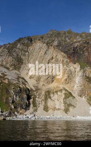 Die Klippen der Slieve League vom Meer aus gesehen am hellen, sonnigen Herbstnachmittag. Stockfoto