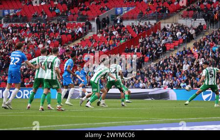 London, Großbritannien. April 2024. Harrison Burrows (PU), 5. Von links, erzielt das erste schicke Tor 1-0 beim Bristol Street Motors EFL Trophy Final, Peterborough United gegen Wycombe Wanderers Match im Wembley Stadium, London, UK am 7. April 2024 Credit: Paul Marriott/Alamy Live News Stockfoto