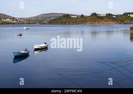 Kleine Fischerboote an der Küste liegen in Gaeltacht, Teelin Harbour County Donegal Irland. Stockfoto