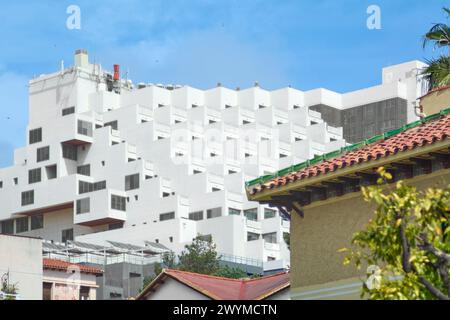 Dieses Bild fängt das Wesen von Tarragona ein und zeigt das Nebeneinander von moderner und traditioneller Architektur in der Stadt. Ein modernes Apartmentgebäude Stockfoto