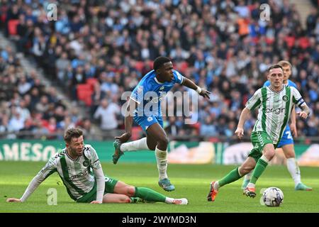 Matt Butcher (8 Wycombe Wanderers) fordert Kwame Poku (11 Peterborough United) während des EFL Trophy Matches zwischen Peterborough und Wycombe Wanderers im Wembley Stadium, London, am Sonntag, den 7. April 2024 heraus. (Foto: Kevin Hodgson | MI News) Credit: MI News & Sport /Alamy Live News Stockfoto