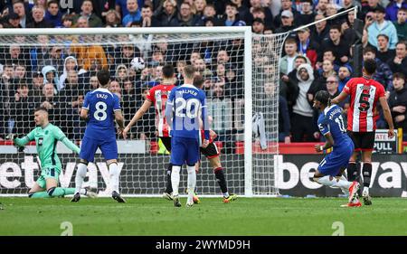 Bramall Lane, Sheffield, Großbritannien. April 2024. Premier League Football, Sheffield United gegen Chelsea; Noni Madueke von Chelsea erzielte in der 6. Minute das zweite Tor seiner Mannschaft und erzielte das Ergebnis 1-2 Credit: Action Plus Sports/Alamy Live News Stockfoto