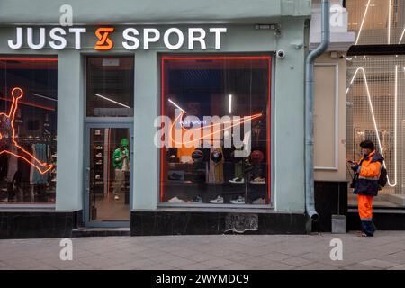 Moskau, Russland. April 2024. Blick auf ein Schaufenster des Just Sport Sportartikelgeschäfts auf Kuznetsky, das sich am meisten im Zentrum von Moskau, Russland, befindet Stockfoto