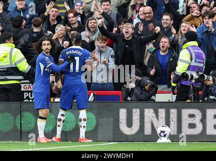 Bramall Lane, Sheffield, Großbritannien. April 2024. Premier League Football, Sheffield United gegen Chelsea; Noni Madueke von Chelsea feiert mit Marc Cucurella, nachdem er in der 66. Minute das zweite Tor seiner Mannschaft erzielte und 1-2 Punkte erzielte Credit: Action Plus Sports/Alamy Live News Stockfoto