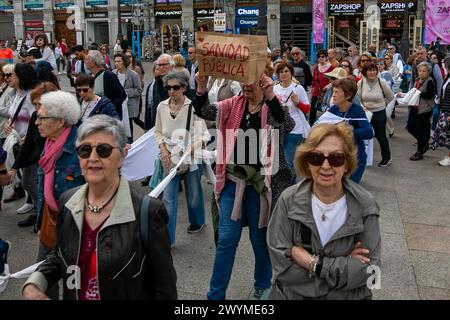 Madrid, Spanien. April 2024. Eine Gruppe von Demonstranten versammelt sich während einer Demonstration am Weltgesundheitstag. In Madrids Puerta del Sol demonstrierten Hunderte Menschen, um den Weltgesundheitstag zu feiern, verteidigten die öffentliche Gesundheitsversorgung und protestierten gegen die Privatisierung. Quelle: SOPA Images Limited/Alamy Live News Stockfoto