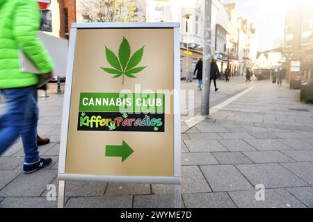 FOTOMONTAGE, Aufsteller mit Hanfblatt und Aufschrift Cannabis Club Kiffer-Paradies *** FOTOMONTAGE, Display mit Hanfblatt und Aufschrift Cannabis Club Kiffer Paradies Stockfoto