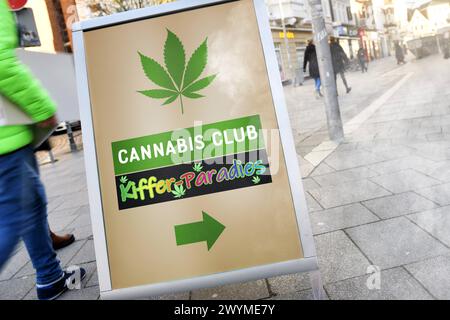 FOTOMONTAGE, Aufsteller mit Hanfblatt und Aufschrift Cannabis Club Kiffer-Paradies *** FOTOMONTAGE, Display mit Hanfblatt und Aufschrift Cannabis Club Kiffer Paradies Stockfoto