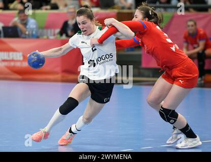 Pilsen, Tschechische Republik. April 2024. L-R Mariana Ferreira Lopesova (PRT) und Julie Frankova (CZE) im Einsatz während des Qualifikationsspiels für Handball-Europameisterschaften der Frauen, Gruppe 3, Tschechische Republik gegen Portugal. Quelle: Miroslav Chaloupka/CTK Photo/Alamy Live News Stockfoto