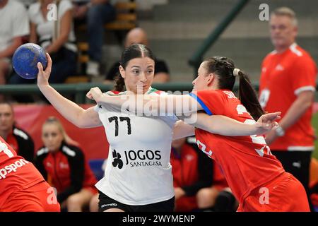 Pilsen, Tschechische Republik. April 2024. L-R Mihaela Oana Minciuna (PRT) und Marketa Sustackova (CZE) in Aktion während des Qualifikationsspiels für Handball-Europameisterschaften der Frauen, Gruppe 3, Tschechische Republik gegen Portugal. Quelle: Miroslav Chaloupka/CTK Photo/Alamy Live News Stockfoto