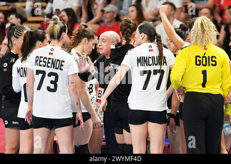 Pilsen, Tschechische Republik. April 2024. Trainer Jose Silva (PRT) spricht mit seinen Spielern während des Qualifikationsspiels für Handball-Europameisterschaften der Frauen, Gruppe 3, Tschechische Republik gegen Portugal. Quelle: Miroslav Chaloupka/CTK Photo/Alamy Live News Stockfoto