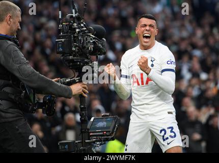 London, Großbritannien. April 2024 - Tottenham Hotspur gegen Nottingham Forest - Premier League - Tottenham Hotspur Stadium. Pedro Porro feiert sein Ziel. Bildnachweis: Mark Pain / Alamy Live News Stockfoto