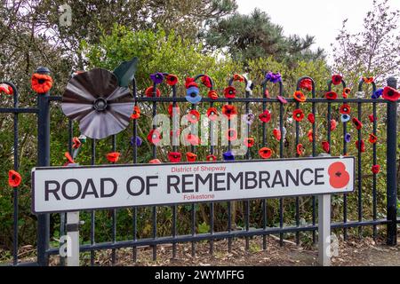 Straßenschild, gehäkelte Blumen, Road of Remembrance, Folkestone, Kent, England, Großbritannien Stockfoto