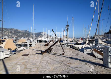 Saint-Jean-Cap-Ferrat, Frankreich. Dezember 2019. Boote im Yachthafen an einem klaren, sonnigen Tag. Quelle: Vuk Valcic / Alamy Stockfoto