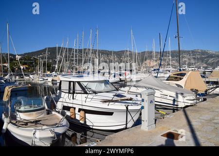 Saint-Jean-Cap-Ferrat, Frankreich. Dezember 2019. Boote im Yachthafen an einem klaren, sonnigen Tag. Quelle: Vuk Valcic / Alamy Stockfoto