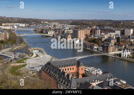 Panoramablick von der Zitadelle von Namur, Belgien, über die Maas und die neue Fußgängerbrücke nach Jambes. Sonniger Frühlingstag mit blauem Himmel. Spac kopieren Stockfoto