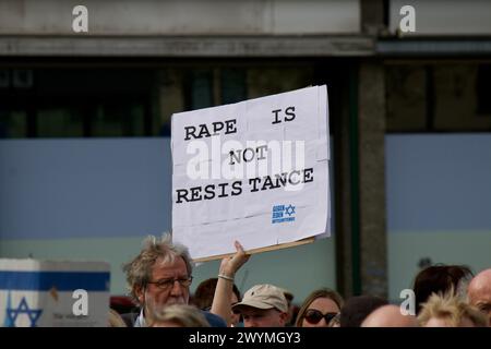 Köln, Deutschland, 07. April 2024. Hunderte von Menschen nehmen an der Demonstration Solidarität mit Israel Teil, die von Alliance Against Antisemitismus organisiert wird. Stockfoto