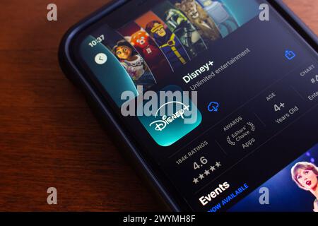 Disney Plus App in einem App Store auf einem iPhone. Disney+ ist ein Video-On-Demand-Streaming-Mediendienst von Disney Streaming in den USA Stockfoto
