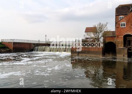 Abbey Mill am Fluss Avon in Tewkesbury, England, England, Neubau von Gebäuden am Flussufer Stockfoto