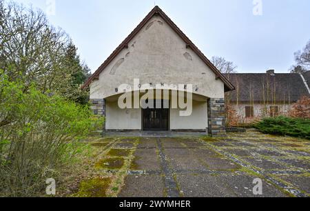 Wandlitz, Deutschland. März 2024. Die ehemalige Villa des Reichspropagandaministers Joseph Goebbels am Bogensee. Am selben Tag unterzeichneten beide Politiker ein Abbruchmoratorium zur Erhaltung des Bogensees. Das nördlich von Berlin gelegene Gelände des Bogensees umfasst das ehemalige Wilhelm-Pieck-FDJ-Gymnasium und die Villa des Reichspropagandaministers Joseph Goebbels. Der Aufsichtsrat des Berliner Immobilienmanagements (BIM) plant im April 2024 einen Beschluss über den Abriss des Bogensees. Quelle: Patrick Pleul/dpa/Alamy Live News Stockfoto