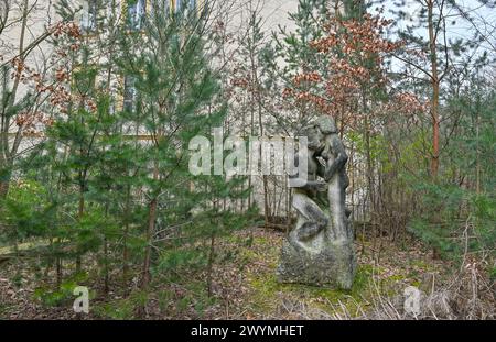 Wandlitz, Deutschland. März 2024. Am Bogensee stehen Sandsteinskulpturen. Der Bogensee nördlich Berlins umfasst das ehemalige Wilhelm-Pieck-FDJ-Gymnasium und die Villa des Reichspropagandaministers Joseph Goebbels. Der Aufsichtsrat des Berliner Immobilienmanagements (BIM) plant im April 2024 einen Beschluss über den Abriss des Bogensees. Quelle: Patrick Pleul/dpa/Alamy Live News Stockfoto