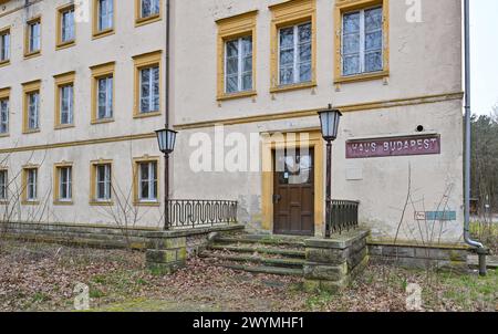 Wandlitz, Deutschland. März 2024. Bogensee. Der Bogensee nördlich Berlins umfasst das ehemalige Wilhelm-Pieck-FDJ-Gymnasium und die Villa des Reichspropagandaministers Joseph Goebbels. Der Aufsichtsrat des Berliner Immobilienmanagements (BIM) plant im April 2024 einen Beschluss über den Abriss des Bogensees. Quelle: Patrick Pleul/dpa/Alamy Live News Stockfoto