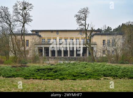 Wandlitz, Deutschland. März 2024. Bogensee. Der Bogensee nördlich Berlins umfasst das ehemalige Wilhelm-Pieck-FDJ-Gymnasium und die Villa des Reichspropagandaministers Joseph Goebbels. Der Aufsichtsrat des Berliner Immobilienmanagements (BIM) plant im April 2024 einen Beschluss über den Abriss des Bogensees. Quelle: Patrick Pleul/dpa/Alamy Live News Stockfoto