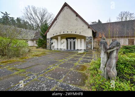 Wandlitz, Deutschland. März 2024. Die ehemalige Villa des Reichspropagandaministers Joseph Goebbels am Bogensee. Am selben Tag unterzeichneten beide Politiker ein Abbruchmoratorium zur Erhaltung des Bogensees. Das nördlich von Berlin gelegene Gelände des Bogensees umfasst das ehemalige Wilhelm-Pieck-FDJ-Gymnasium und die Villa des Reichspropagandaministers Joseph Goebbels. Der Aufsichtsrat des Berliner Immobilienmanagements (BIM) plant im April 2024 einen Beschluss über den Abriss des Bogensees. Quelle: Patrick Pleul/dpa/Alamy Live News Stockfoto