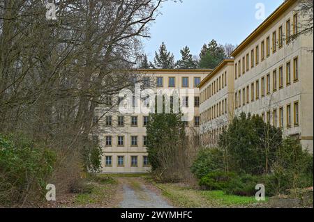 Wandlitz, Deutschland. März 2024. Bogensee. Der Bogensee nördlich Berlins umfasst das ehemalige Wilhelm-Pieck-FDJ-Gymnasium und die Villa des Reichspropagandaministers Joseph Goebbels. Der Aufsichtsrat des Berliner Immobilienmanagements (BIM) plant im April 2024 einen Beschluss über den Abriss des Bogensees. Quelle: Patrick Pleul/dpa/Alamy Live News Stockfoto