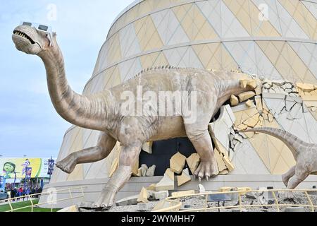 Indianapolis, Usa. April 2024. Eine große Dinosaurier-Statue trägt Sonnenbrille vor der Sonnenfinsternis am 8. April 2024 im Children's Museum of Indianapolis, Indiana. Millionen von Menschen sind in Gebiete in ganz Nordamerika gereist, die sich auf dem „Weg der Totalität“ befinden, um eine totale Sonnenfinsternis zu erleben. (Foto: Sam Wasson/SIPA USA) Credit: SIPA USA/Alamy Live News Stockfoto