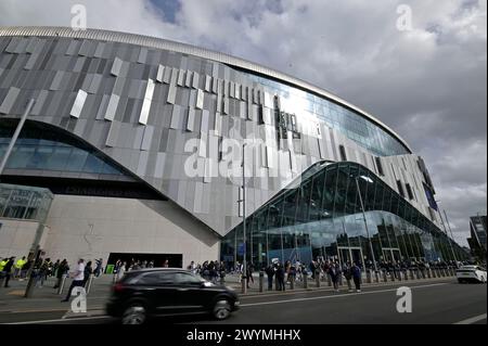 London, Großbritannien. April 2024. Eine allgemeine Ansicht des Tottenham Stadions während des Tottenham V Nottingham Forest Premier League Spiels im Tottenham Hotspur Stadium. Dieses Bild ist NUR für REDAKTIONELLE ZWECKE bestimmt. Für jede andere Verwendung ist eine Lizenz von Football DataCo erforderlich. Quelle: MARTIN DALTON/Alamy Live News Stockfoto