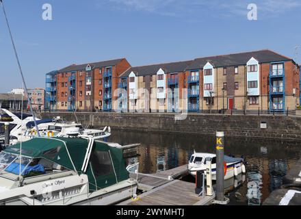 Swansea Yachthafen im alten Stadtdock Wales UK, Wohnhäuser am Ufer des Kais, städtische Sanierung Stockfoto