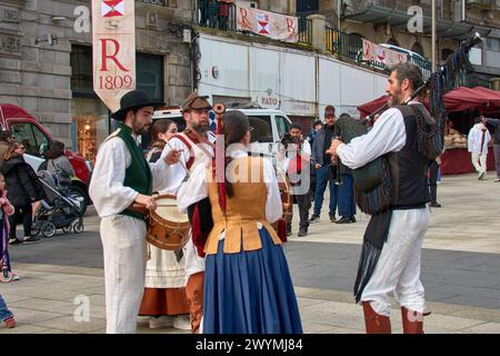 Vigo, Pontevedra, Spanien; 7. April 2024; die Trommeln und Dudelsackgruppen hören nicht auf, während des Reconquest of Vigo Festivals zu spielen Stockfoto