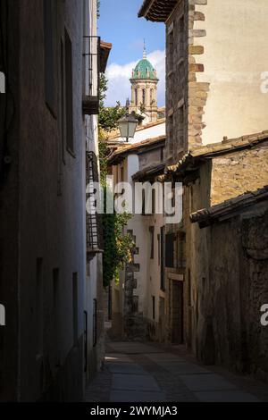 Straße Rubielos de Mora mit der Kuppel der Kirche des alten Karmeliterklosters, die zwischen den Häusern steht, Teruel, Spanien Stockfoto