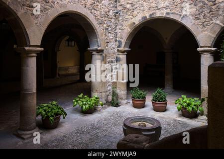 Innenhof des stadtrats von Rubielos de Mora mit einem dekorativen Brunnen im Zentrum, Teruel, Spanien Stockfoto