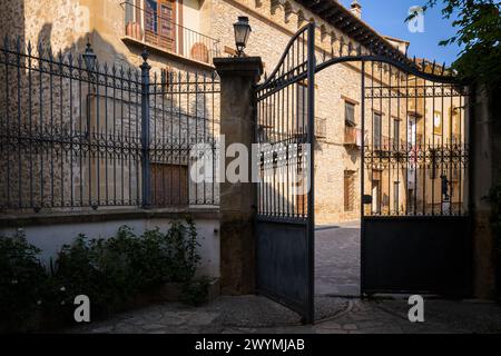 Traditionelle Steinhäuser in den Straßen von Rubielos de Mora, Teruel, Spanien Stockfoto